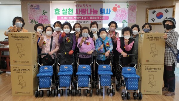 어르신 보행 보조기 전달 사진=광주 동구 제공