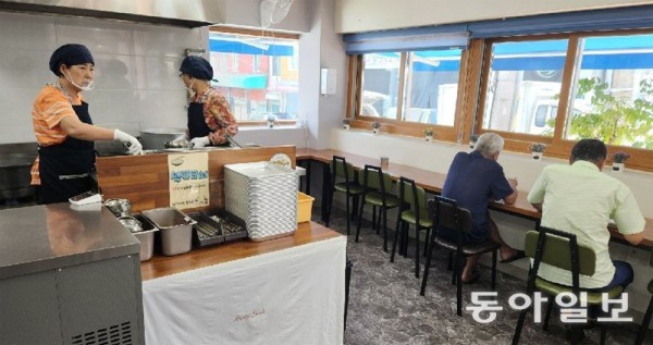 4일 광주 서구 양동 천원국시 가게에서 주민들이 멸치국물이 깊게 우러난 천원국시를 먹고 있다. 이형주 기자 peneye09@donga.com