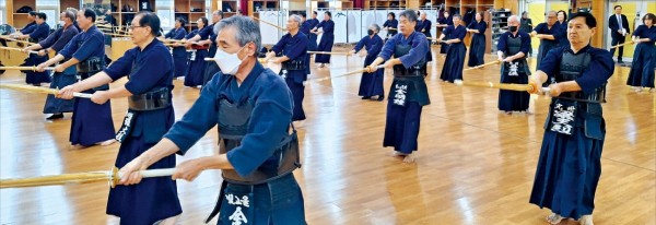 광주광역시 빛고을노인건강타운에서 검도(위), 부채춤(중간), 아쿠아로빅(아래)을 배우고 있는 70~90대 노인들. 아시아 최대 규모인 이 타운엔 하루 2000여 명의 노인이 180개가 넘는 건강·취미·교육 프로그램에 참여하고 있다.   안대규 기자
