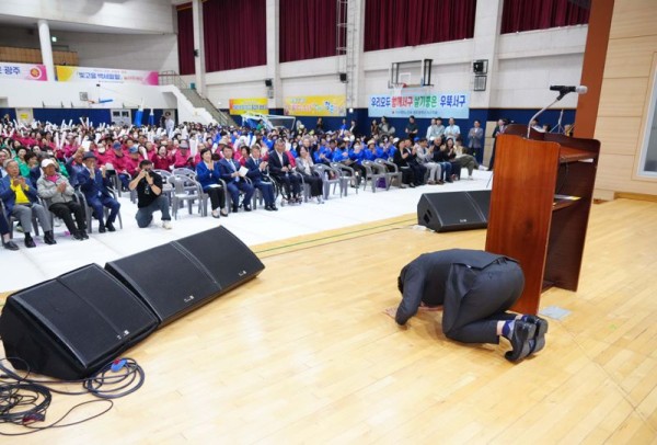 강기정 광주광역시장이 2일 남구 다목적체육관에서 열린 제28회 노인의 날 기념식에 참석해 &quot;어르신의 자존감을 지키는 일자리·건강·여가 3대 정책을 확실히 챙기겠다&quot;라고 밝혔다. 사진은 강 시장이 이날 기념식에서 어르신들에게 큰절을 하고 있는 모습./광주광역시 제공